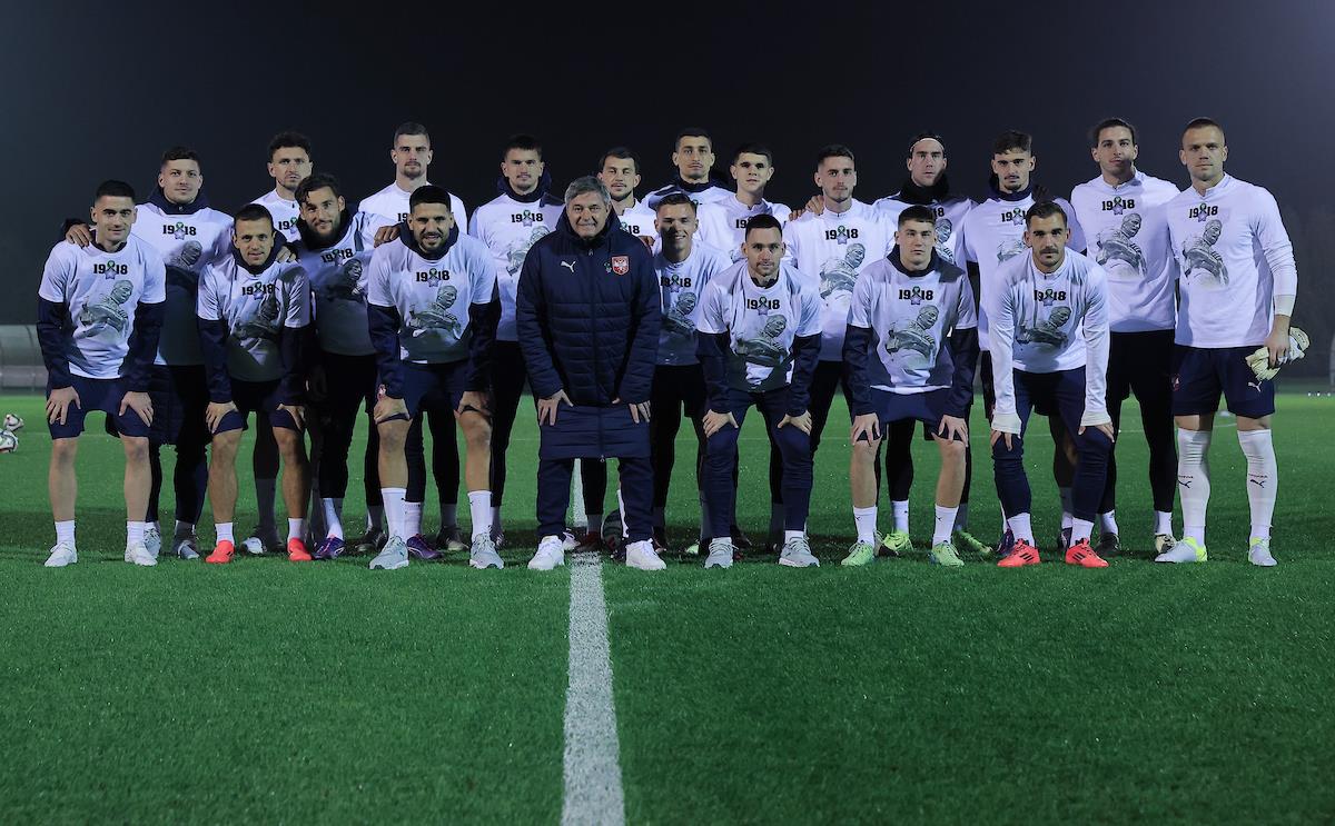 NA PONOS SVAKOG SRBINA: Fudbalska reprezentacija na prvi trening pred Švajcarsku izašla u majicama sa posebnom porukom!
