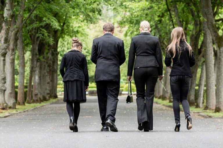 Evo koliko se dugo, po našim običajima, nosi crnina nakon smrti bliske osobe: Za majke preminulih sinova važi posebno pravilo