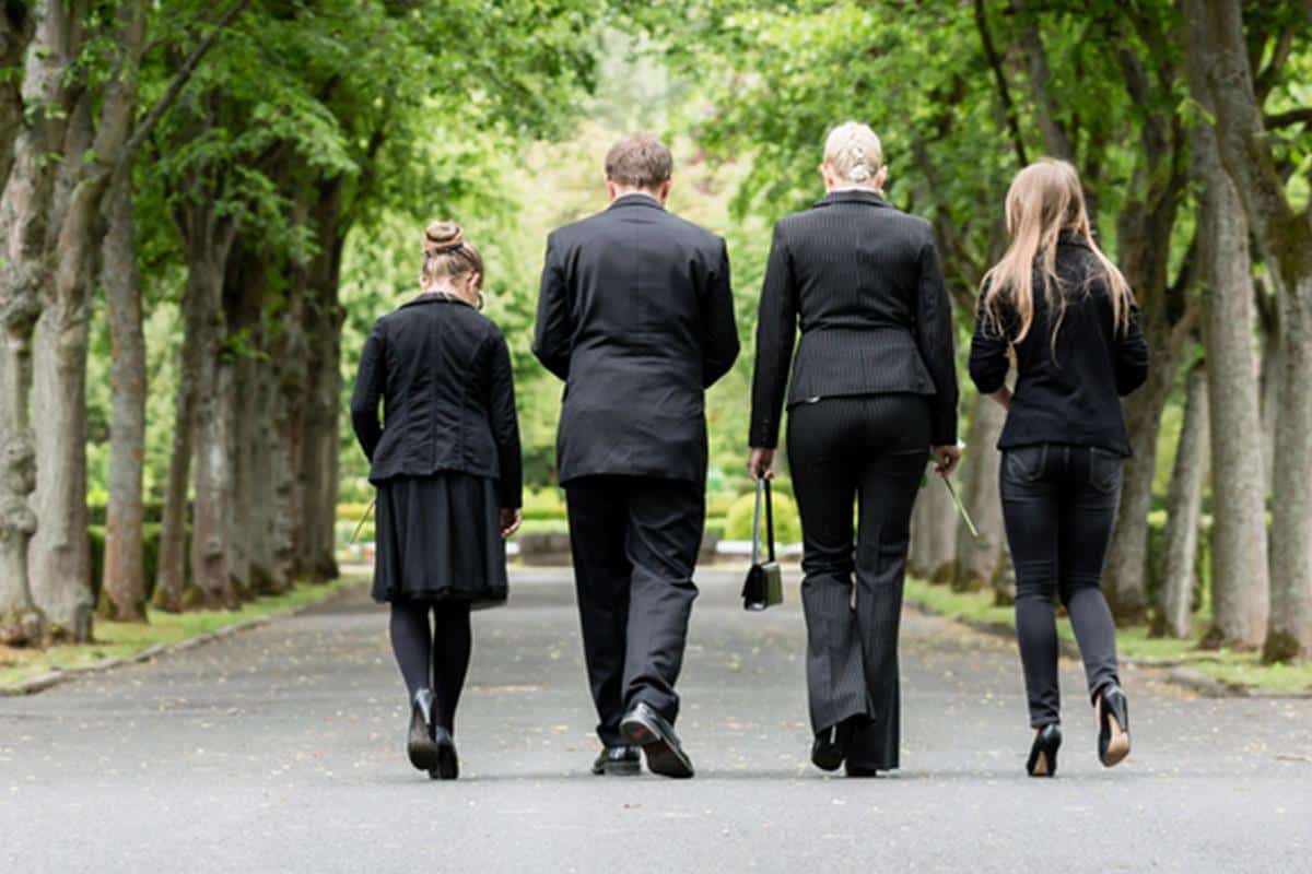 Evo koliko se dugo, po našim običajima, nosi crnina nakon smrti bliske osobe: Za majke preminulih sinova važi posebno pravilo