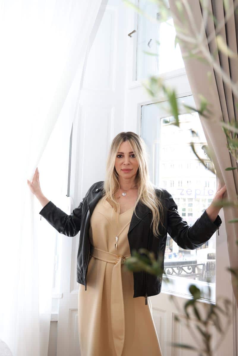 StarsStars"ČEKALA SAM TRAMVAJ, PRIŠAO MI ČOVEK S MASNICOM NA OKU" Karijera srpske manekenke kao holivudski film, susret na stanici presudan, a onda se udala za fudbaleraReagujKomentarišiReagujKomentariši