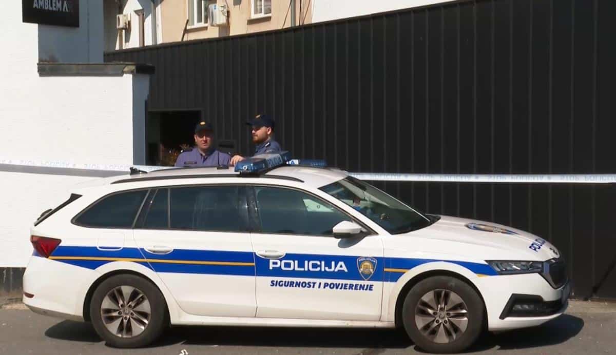 SINIŠA IZ CRKVE UKRAO ODELO, OBUKAO GA I OTIŠAO U KAFIĆ: Za njim je došao i šokirani sveštenik…
