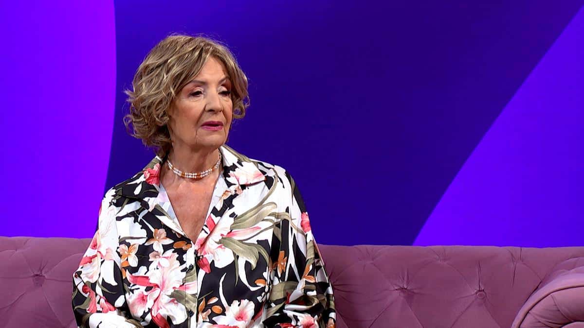 StarsStars"BOJIM SE DA ME NE POKOPAJU POPUT SKITNICE" Naša pevačica ima tri penzije a skuplja novac za sopstvenu sahranu: Štedim jer ne znam kad ću da umremReaguj 1Reaguj 1