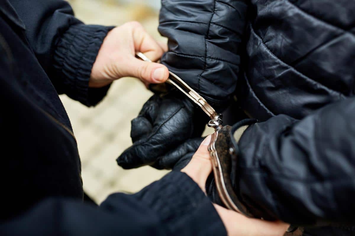 “PAO” ADVOKAT U TREBINJU, PREVAROM PRIBAVIO VRTOGLAVU SUMU! Policija mu stavila lisice zbog zloupotrebe poverenja, oteo OGROMAN NOVAC