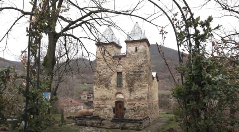 DruštvoDruštvoNajneobičnija crkva u Srbiji i jedina u kojoj je Sveta Petka ovako! Za freske se koristila boja skuplja od zlata, a evo šta je pronađeno oko nje!ReagujKomentarišiReagujKomentariši