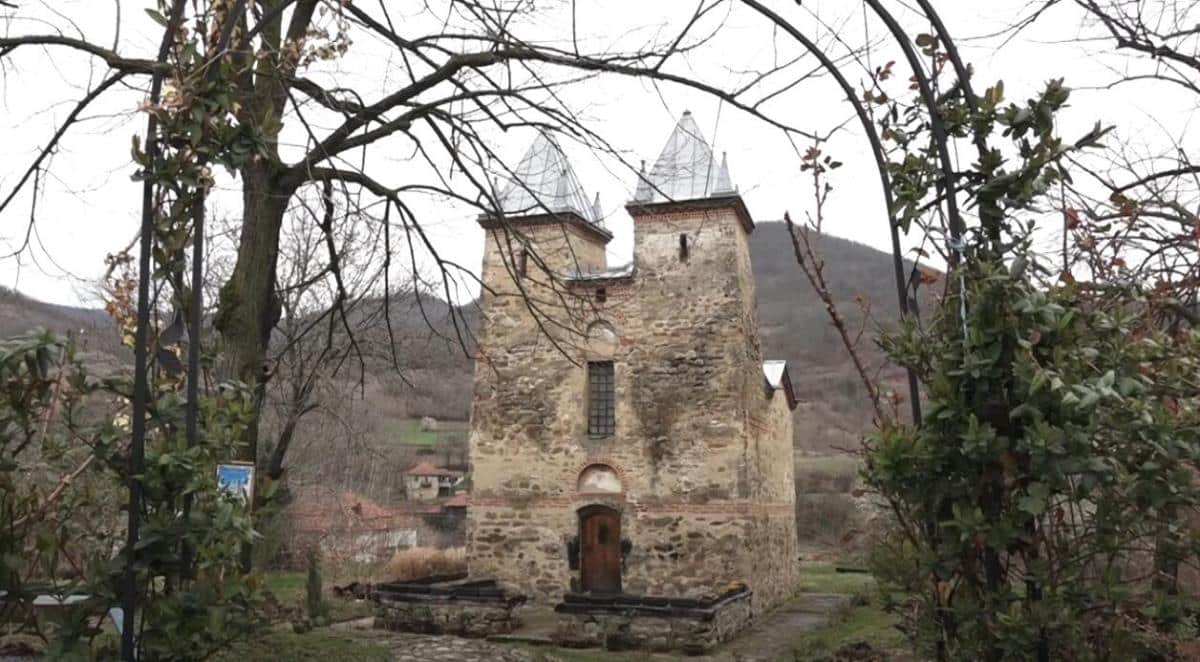 DruštvoDruštvoNajneobičnija crkva u Srbiji i jedina u kojoj je Sveta Petka ovako! Za freske se koristila boja skuplja od zlata, a evo šta je pronađeno oko nje!ReagujKomentarišiReagujKomentariši