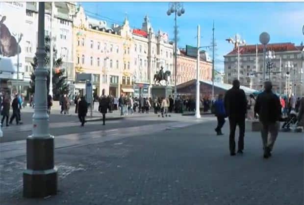 PAO VELIKI DEO FASADE NA GLAVNOM TRGU! Pre samo tri nedelje prolaznici su takođe bili ugroženi (VIDEO)