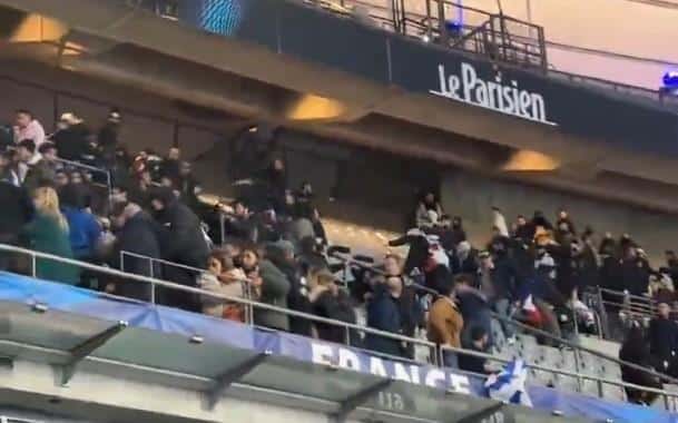 ŽESTOKE MERE OBEZBEĐENJA, TUČA NA TRIBINAMA, IZVIŽDANA HIMNA… Opšti haos na meču Lige nacija, policija ispred stadiona sprečila veliki incident! (VIDEO)