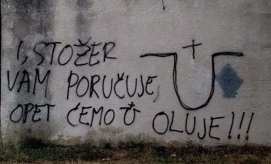 UŽAS U HRVATSKOJ! POZIVAJU NA UBIJANJE SRBA! Osvanuli ustaški grafiti u Sinju! Hrvatski branitelj iskritikovao grafite, a onda i on udario na Srbiju (FOTO)