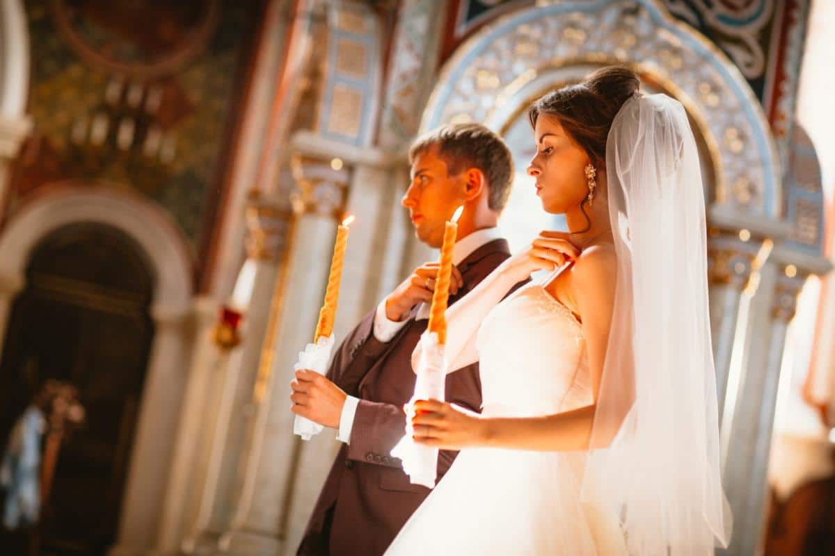 Mladenci na venčanje pukli milione, kad su otvorili koverte umalo se srušili: Očajna mlada zakukala pa nastao haos “Pre nego pljuneš rodbinu…”