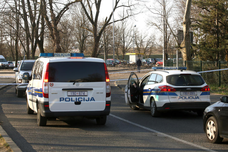 TEŠKA SAOBRAĆAJKA U ZAGREBU! Mortus pijan se kolima zakucao u tramvajsku stanicu! Staklo letelo na sve strane!