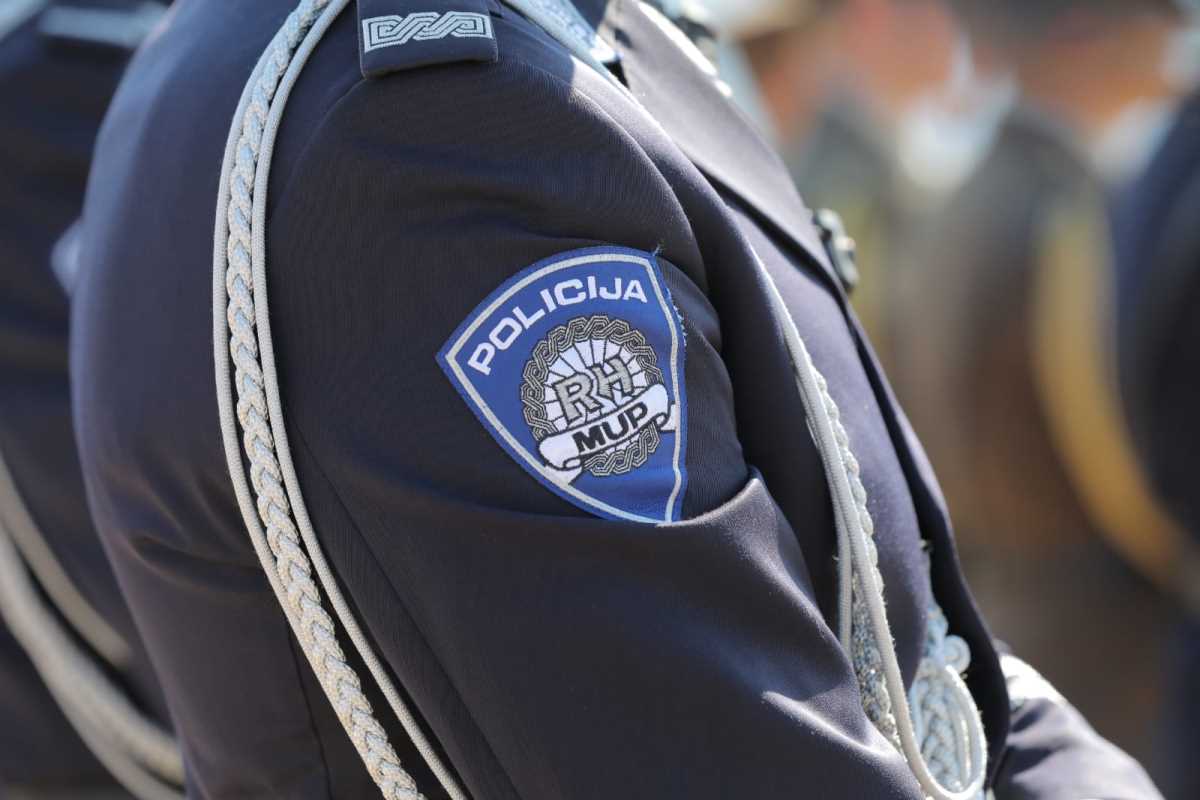 HrvatskaHrvatska(FOTO) DADILJA U PLAVOM! Policajac pomogao majci u nevolji, pa pobrao sve pohvale: "Zaista topla i dirljiva scena, svaka čast"ReagujKomentarišiReagujKomentariši