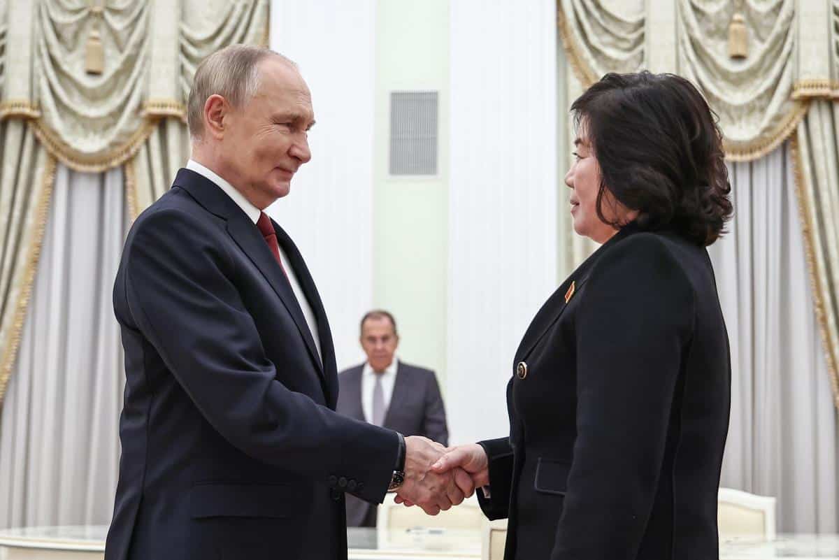 PlanetaPlanetaPUTIN NE PUŠTA SEVERNOKOREJSKU MINISTARKU: Snimak pokazuje bliske odnose Rusije sa azijskom državom usred rata u Ukrajini (VIDEO)ReagujKomentarišiReagujKomentariši
