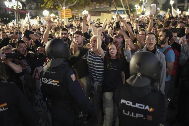 PlanetaPlanetaŽESTOK SUKOB POLICIJE I DEMONSTRANATA: Hiljade Španaca zahteva ostavku čelnika Valensije zbog loše reakcije na katastrofalnu poplavu (VIDEO)ReagujKomentarišiReagujKomentariši