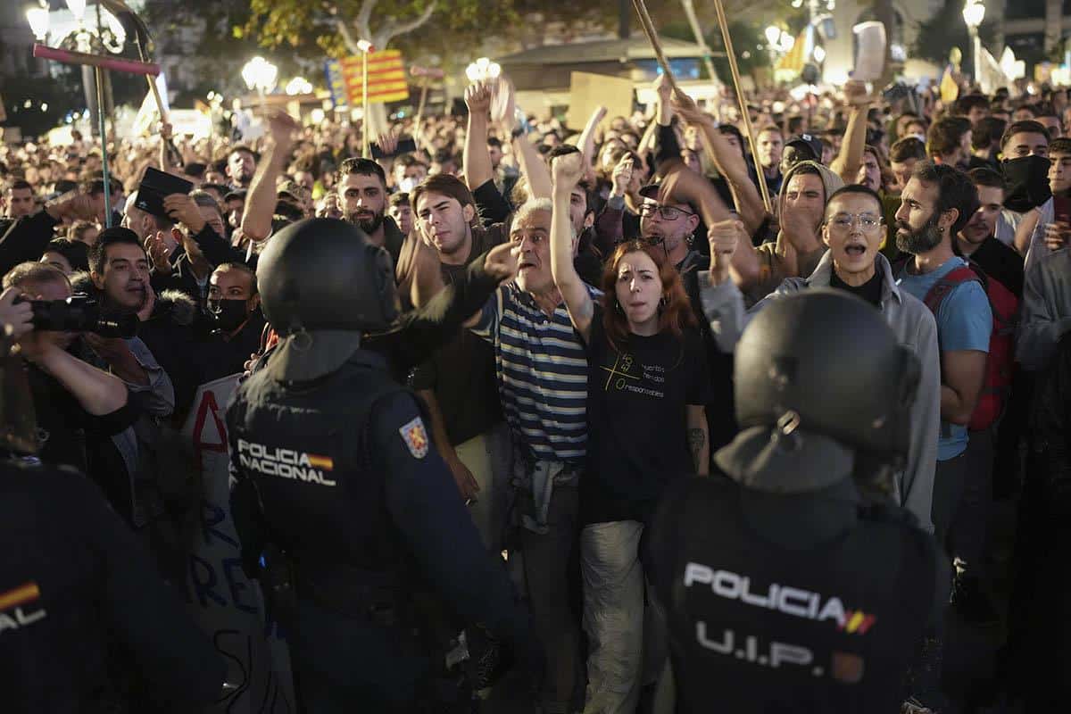 PlanetaPlanetaŽESTOK SUKOB POLICIJE I DEMONSTRANATA: Hiljade Španaca zahteva ostavku čelnika Valensije zbog loše reakcije na katastrofalnu poplavu (VIDEO)ReagujKomentarišiReagujKomentariši