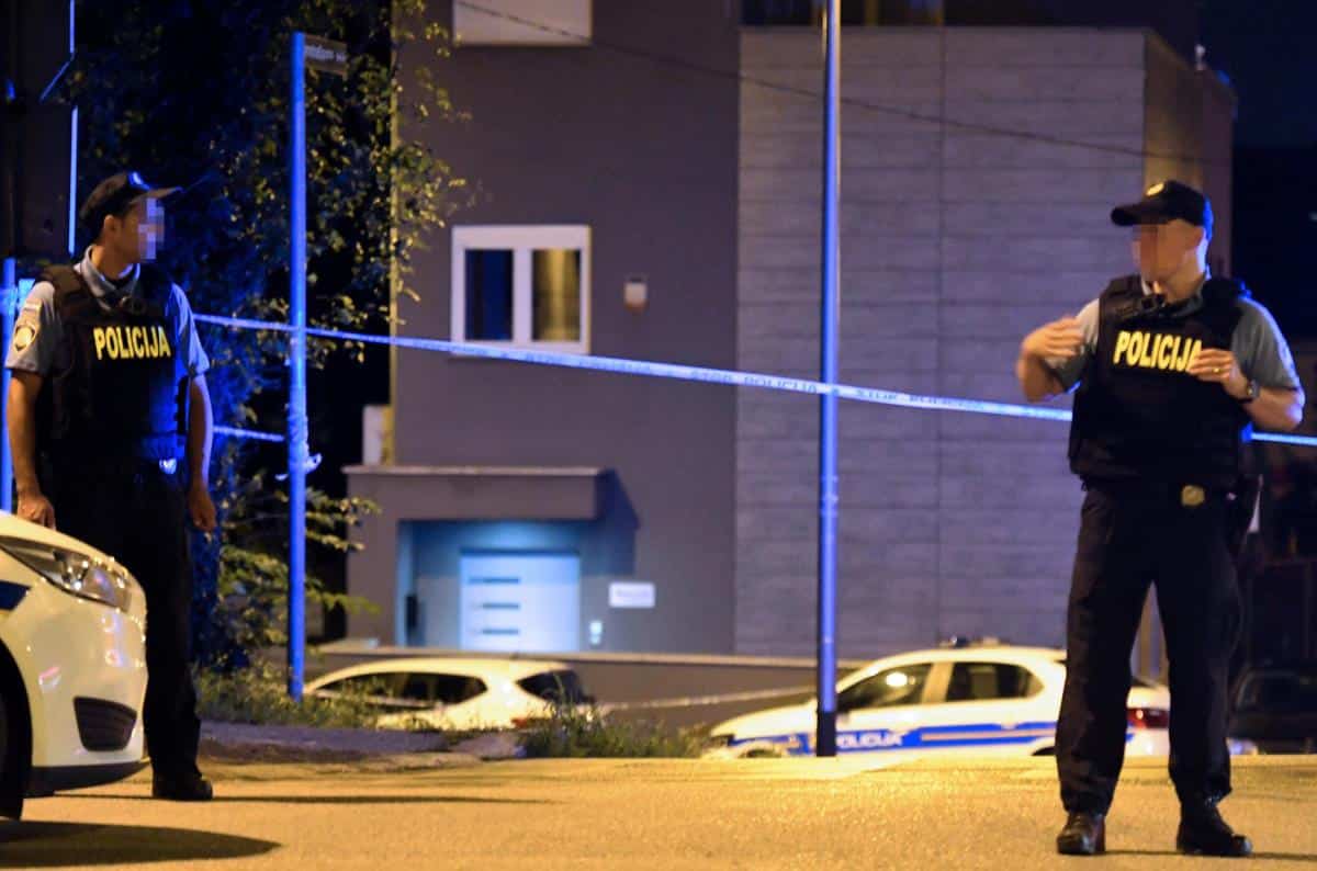 HrvatskaHrvatskaNOĆNA MAKLJAŽA U SPLITU! Dvoje u bolnici, napadači u bekstvu – policija radi na rasvetljavanju slučajaReagujKomentarišiReagujKomentariši