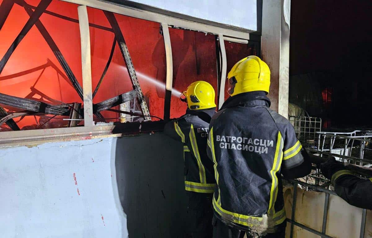 NAĐENO UGLJENISANO TELO! Detalji velikog požara u Sremskoj Kamenici: Hitna pomoć zatekla jeziv prizor