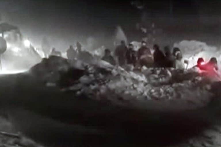 HITNO UPOZORENJE! SITUACIJA JE DRAMATIČNA, SMETOVI OD 2 METRA! “Sneg neprestano pada, ljudi su zatrpani, Drvar je potpuno odsečen od sveta!” (FOTO)
