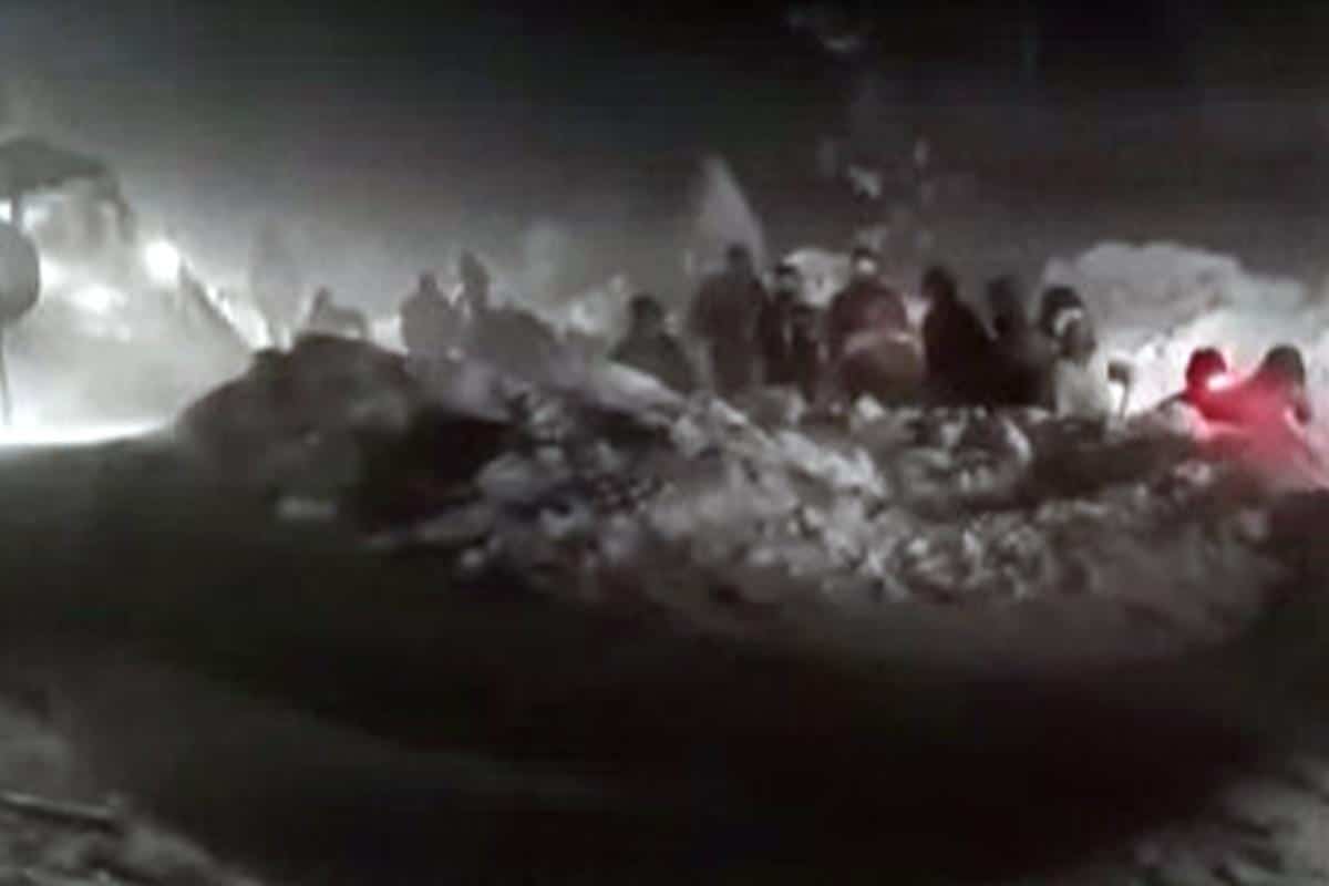 HITNO UPOZORENJE! SITUACIJA JE DRAMATIČNA, SMETOVI OD 2 METRA! “Sneg neprestano pada, ljudi su zatrpani, Drvar je potpuno odsečen od sveta!” (FOTO)