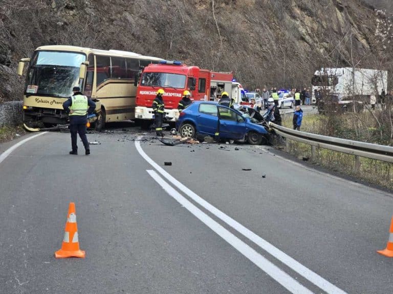 POZNATO STANJE DECE POVREĐENE U SAOBRAĆAJNOJ NESREĆI KOD KRALJEVA: Troje zadržano u bolnici, vozač automobila mora na operaciju