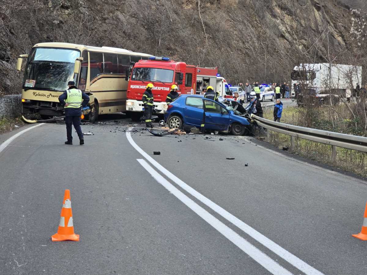 POZNATO STANJE DECE POVREĐENE U SAOBRAĆAJNOJ NESREĆI KOD KRALJEVA: Troje zadržano u bolnici, vozač automobila mora na operaciju