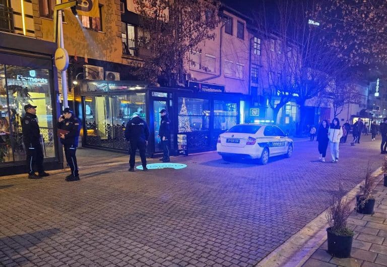 TINEJDŽER IZBODEN NASRED ULICE, TRAGOVI KRVI PO BETONU! Svađa prerasla u tuču u Novom Pazaru: Sve vrvi od policije, poznato stanje maloletnika (FOTO)