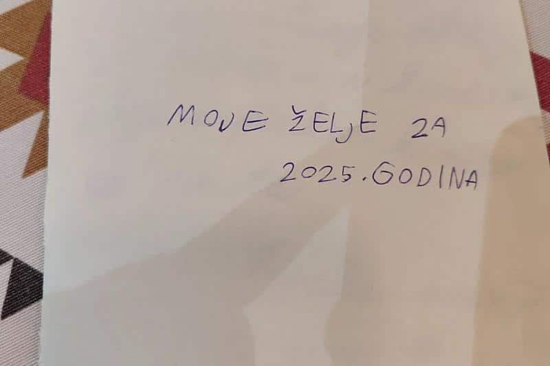 ZBOG PISMA DEČAKA IZ JABLANICE PLAČE CEO REGION! Mališan pisao Deda Mrazu, pa raznežio: “I u najmračnijim trenucima postoji svetlost koja nas povezuje!” (FOTO)