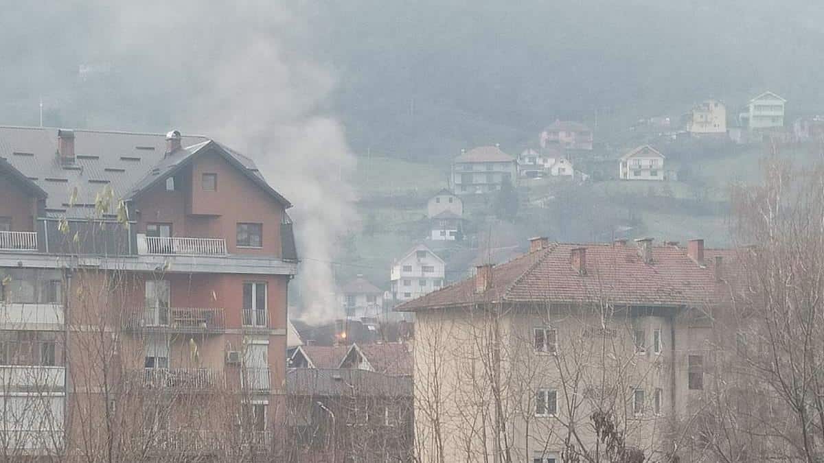 “ZVAO ME ROĐAK IZ DRUGOG DELA GRADA DA PITA ŠTA SE DEŠAVA”: Haos u Priboju zbog požara, stanari se uplašili i izjurili napolje, vatrogasci na terenu (FOTO)