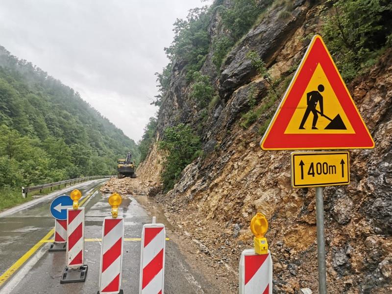 STRAVIČNA SCENA KOD ČAČKA: Odlomile se stene, odroni pali na put! Saobraćaj na ovoj deonici obustavljen (FOTO)