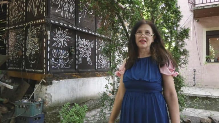 SNEŽANA IZ VREOCA JE PRAVA HEROINA, A IMA NEVEROVATAN HOBI Pobedila opaku bolest, pa oslikala preko 660 rodoslova: Želela sam da oni ne budu zaboravljeni FOTO