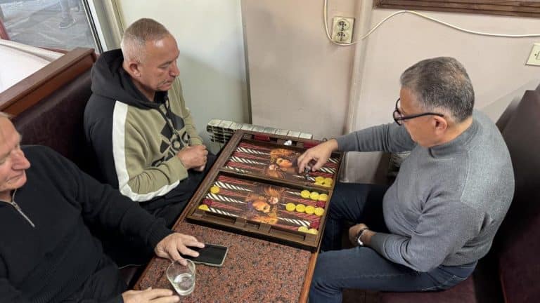 Ljudi se masovno okupljaju u kafedžinicama Novog Pazara: Dolaze sa svih strana, mnogi mesecima pre rezervišu smeštaj da bi prisustvovali ovome! FOTO