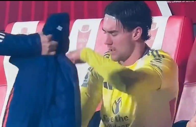 DUŠAN VLAHOVIĆ POBESNEO NA KLUPI JUVENTUSA! Izašao iz igre, pa doživeo nervni slom, italijanski mediji otkrili i zbog čega! (VIDEO)