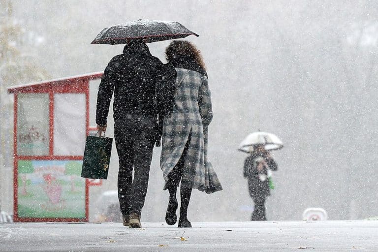 POČELO JE! RHMZ IZDAO HITNO UPOZORENJE! Beli se Iriški venac, pogledajte šta se upravo zbiva na Kopaoniku! U Beogradu susnežica, uskoro do 30 cm snega! (VIDEO)