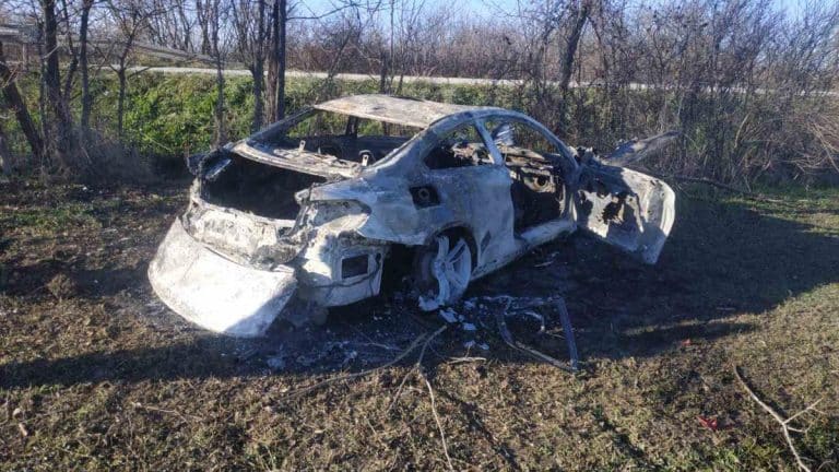 UŽAS KOD TOPOLE: BMW sleteo s puta i zapalio se! Vozač prevezen u bolnicu u Beograd