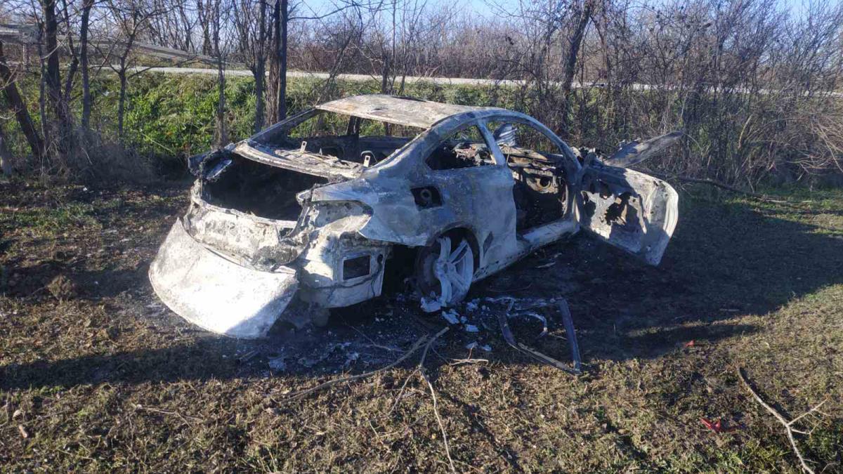 UŽAS KOD TOPOLE: BMW sleteo s puta i zapalio se! Vozač prevezen u bolnicu u Beograd