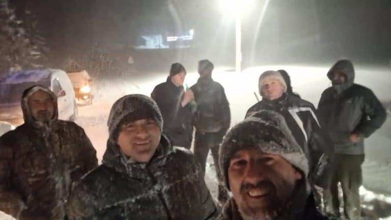 “IZVUKLI 2, JOŠ-58” Ovo je fotografija nastala usred snežne mećave i dokaz je da dobrota nađe svoj put čak i kroz smetove (FOTO)