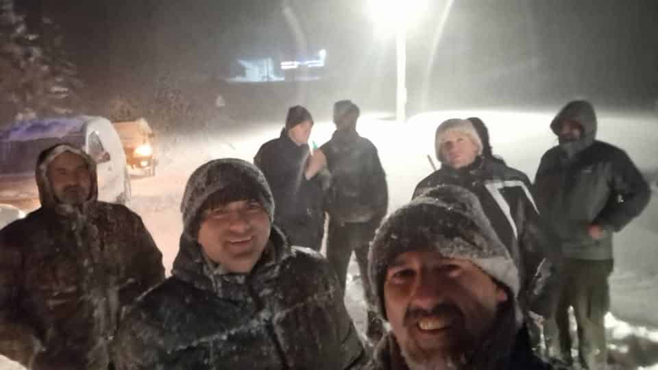 “IZVUKLI 2, JOŠ-58” Ovo je fotografija nastala usred snežne mećave i dokaz je da dobrota nađe svoj put čak i kroz smetove (FOTO)