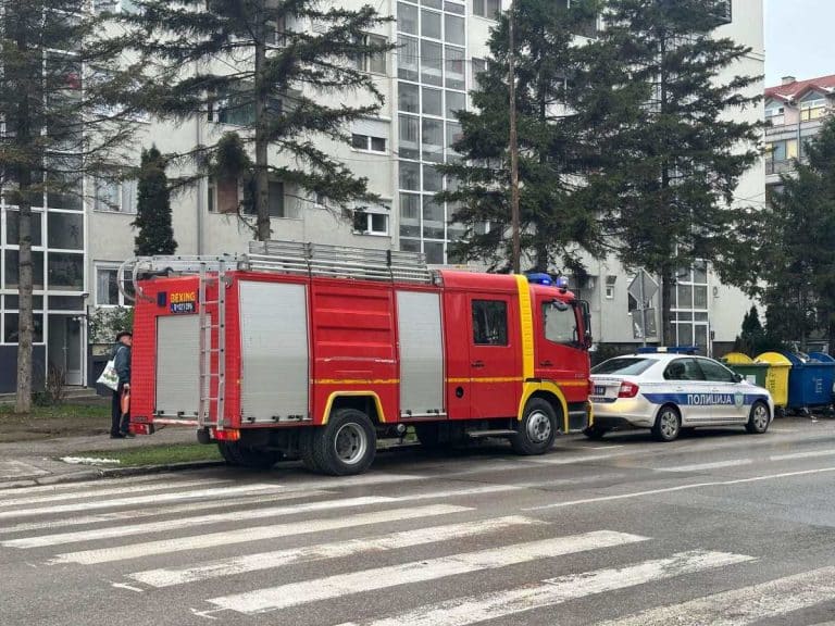 POŽAR U STAMBENOJ ZGRADI U ČAČKU: Planulo u stanu na prvom spratu, zapalio se odžak kad je jedan od stanara rešio da založi vatru (foto)