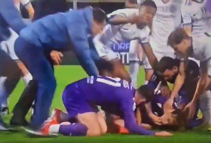 UZNEMIRUJUĆI VIDEO: Ovo je trenutak kada je fudbaler Fjorentine kolabirao! Jezive scene iz Firence obilaze svet