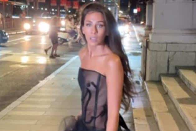 Ivana Dudić bez donjeg veša rasplamsava maštu: Glumica u zavodljivoj haljini sa izrezom do intime
