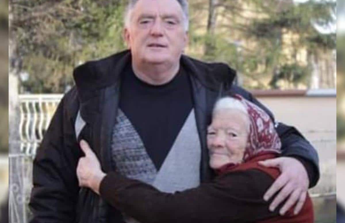 Patila je zbog toga, pitala me je ‘Sine, kad ćeš kući?'” Fotografija Jovana i njegove majke obišla Srbiju! “Umrla mi je na rukama, neću zaboraviti njene reči