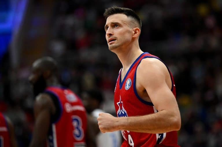 KAKVA LEGENDA! Aleksa Avramović u ulozi Deda Mraza! Prerušio se, a onda iznenadio navijače! (VIDEO)