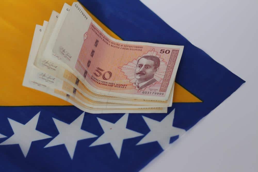 BANKARKA UKRALA VIŠE OD 300.000 EVRA! Šok slučaj u Trebinju: Ovako je došla do para