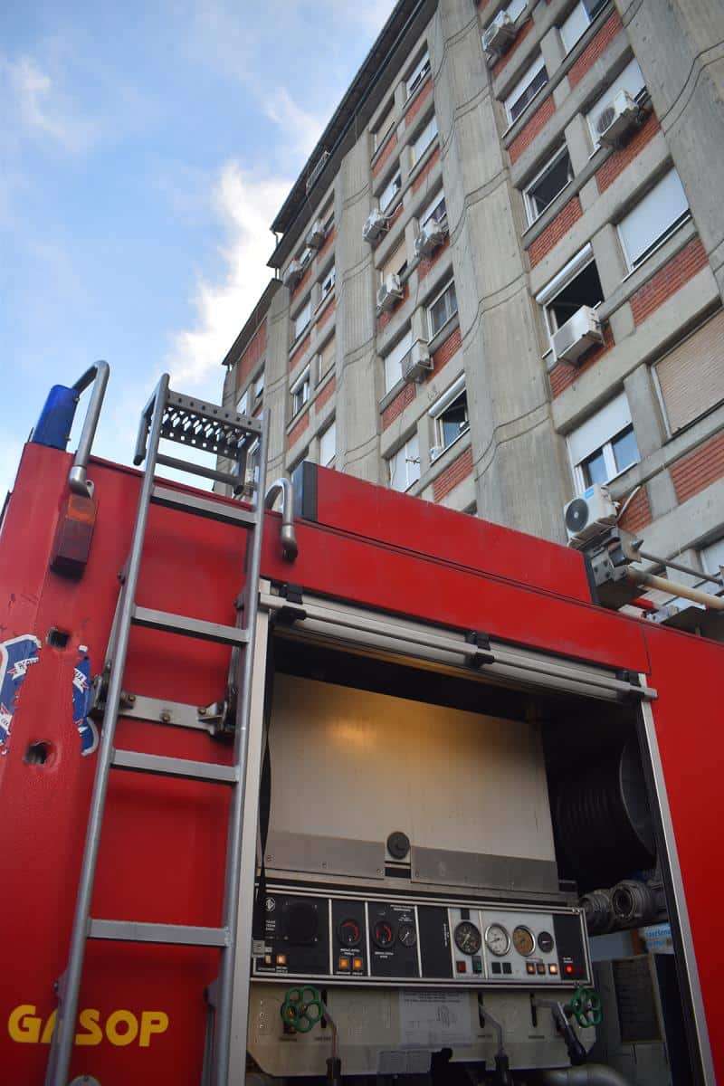 MUŠKARAC ZAPALIO ADVOKATSKU KOMORU: Kupio 48 upaljača, pa pobegao na KiM