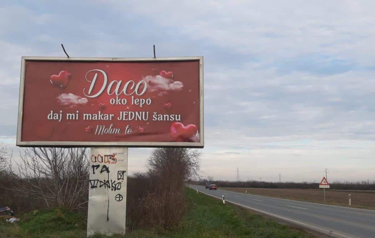 “DACO, OKO LEPO, DAJ MI MAKAR JEDNU ŠANSU, MOLIM TE”! Na bilbordu na izlasku iz Apatina osvanula ljubavna poruka – podrška stiže sa svih strana (FOTO)