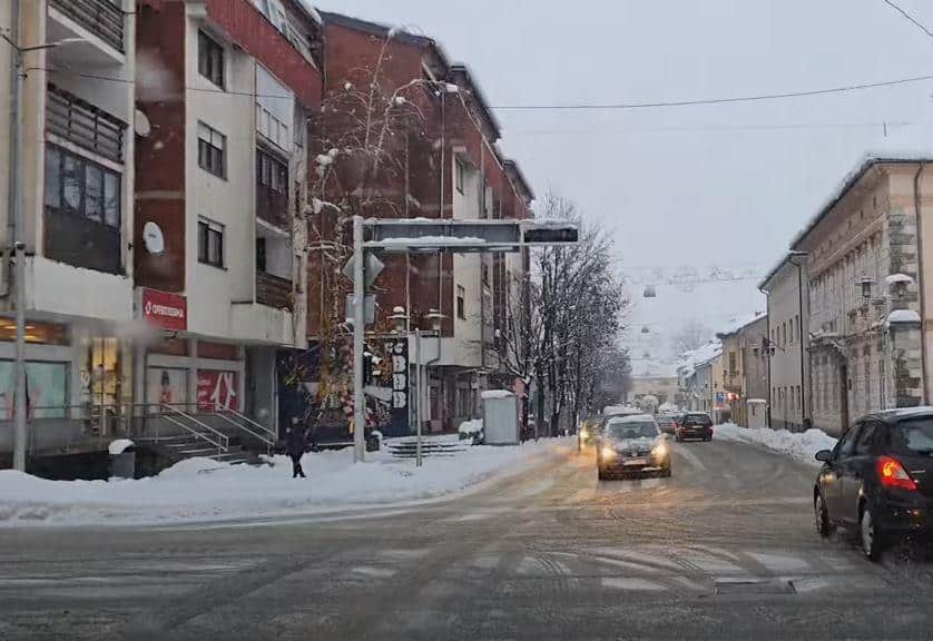 SNEG ZATRPAO GOSPIĆ I LIKU! Sve se beli, upaljeni meteoalarmi! U Lici i Gorskom Kotaru skoro 40 centimetara snega, a očekuju ga i na Jadranu (video)