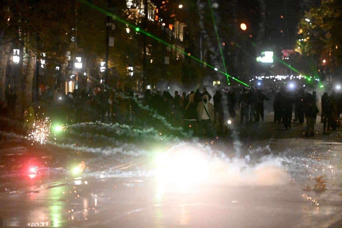 HAOS U GRUZIJI NE STAJE: Žena nasrnula na policiji, oni hladnom vodom na minus polivali demonstrante (VIDEO)