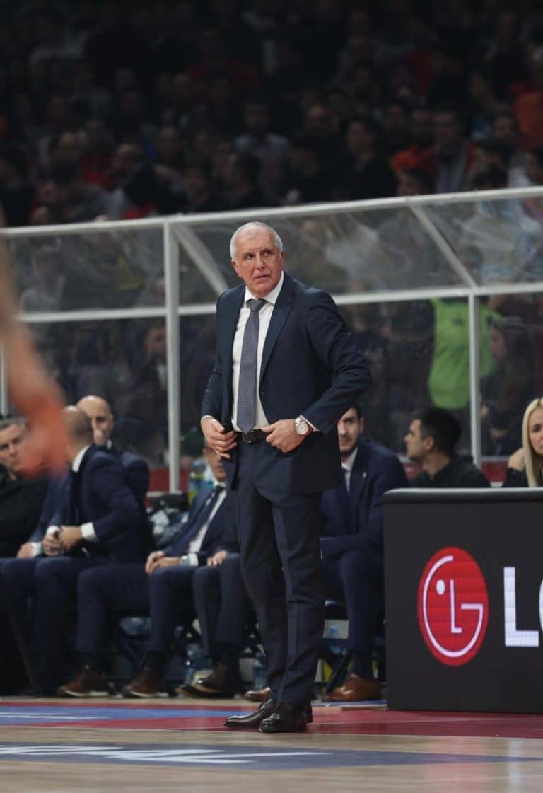 ŽELJKO OBRADOVIĆ PRIČAO O SUDIJI I POKAZAO SREDNJI PRST: Pogledajte situaciju sa konferencije za medije posle večitog derbija