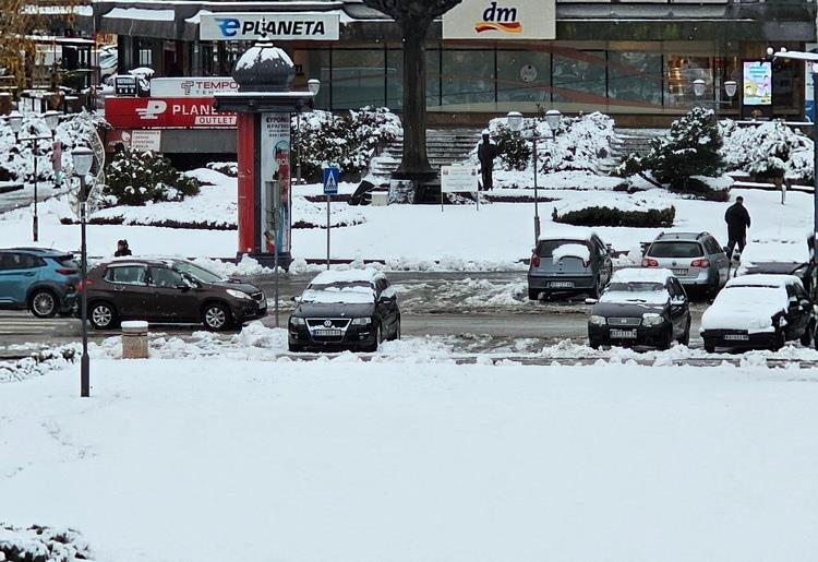 PROHODNI PUTEVI U ŠUMADIJSKOM OKRUGU: Saobraćaj otežan zbog snega