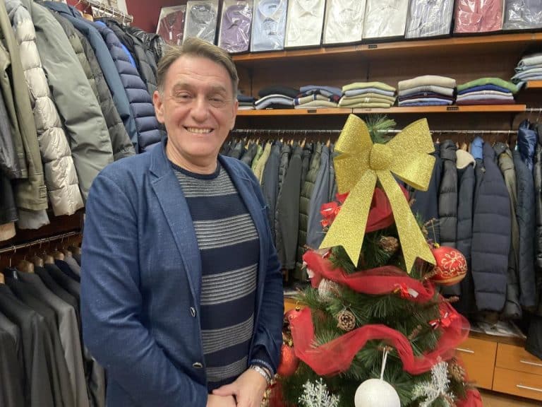 HVATAČ ZMIJA ODLIKOVAN NAJVIŠIM GRADSKIM PRIZNANJEM Dejan Bisenić je sa zmijama na “ti” već 32 godine: Podelio i savet kako rukovati sa ovim životinjama