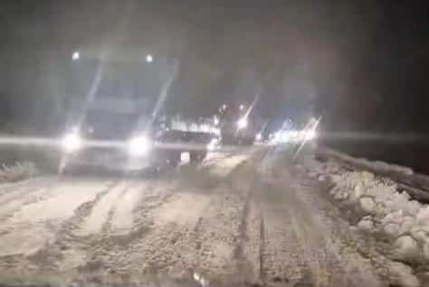 STRAŠNA SCENA NA IRIŠKOM VENCU, VIŠE VOZILA SLETELO S PUTA: Kolaps u saobraćaju zbog snega, formirana ogromna kolona vozila (VIDEO)
